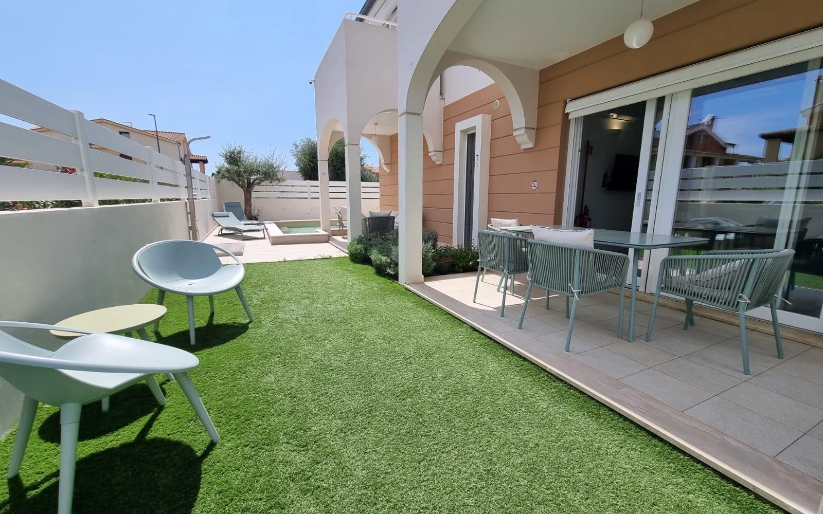Il prato del giardino davanti alla villa