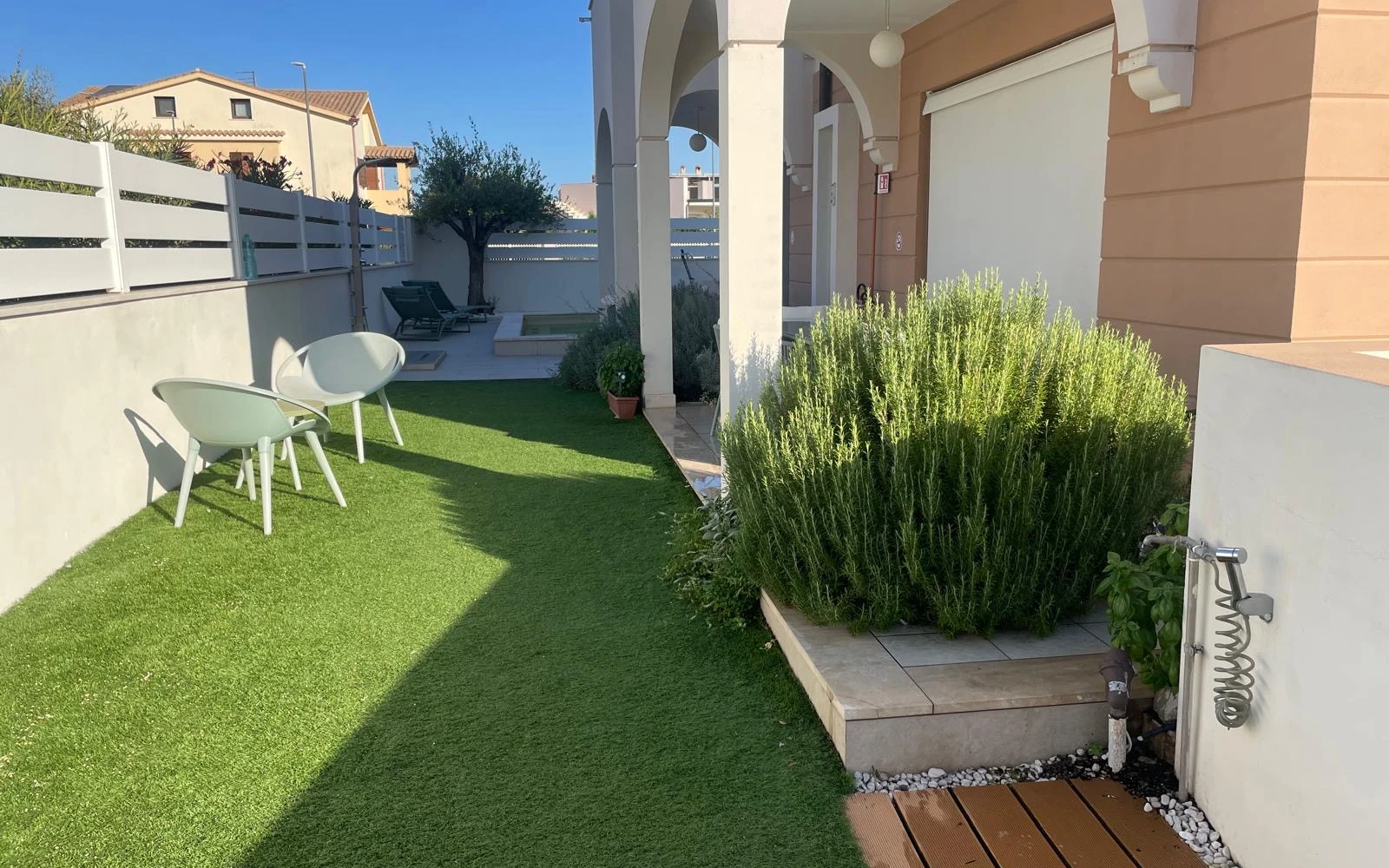 Il prato con le sedute in giardino
