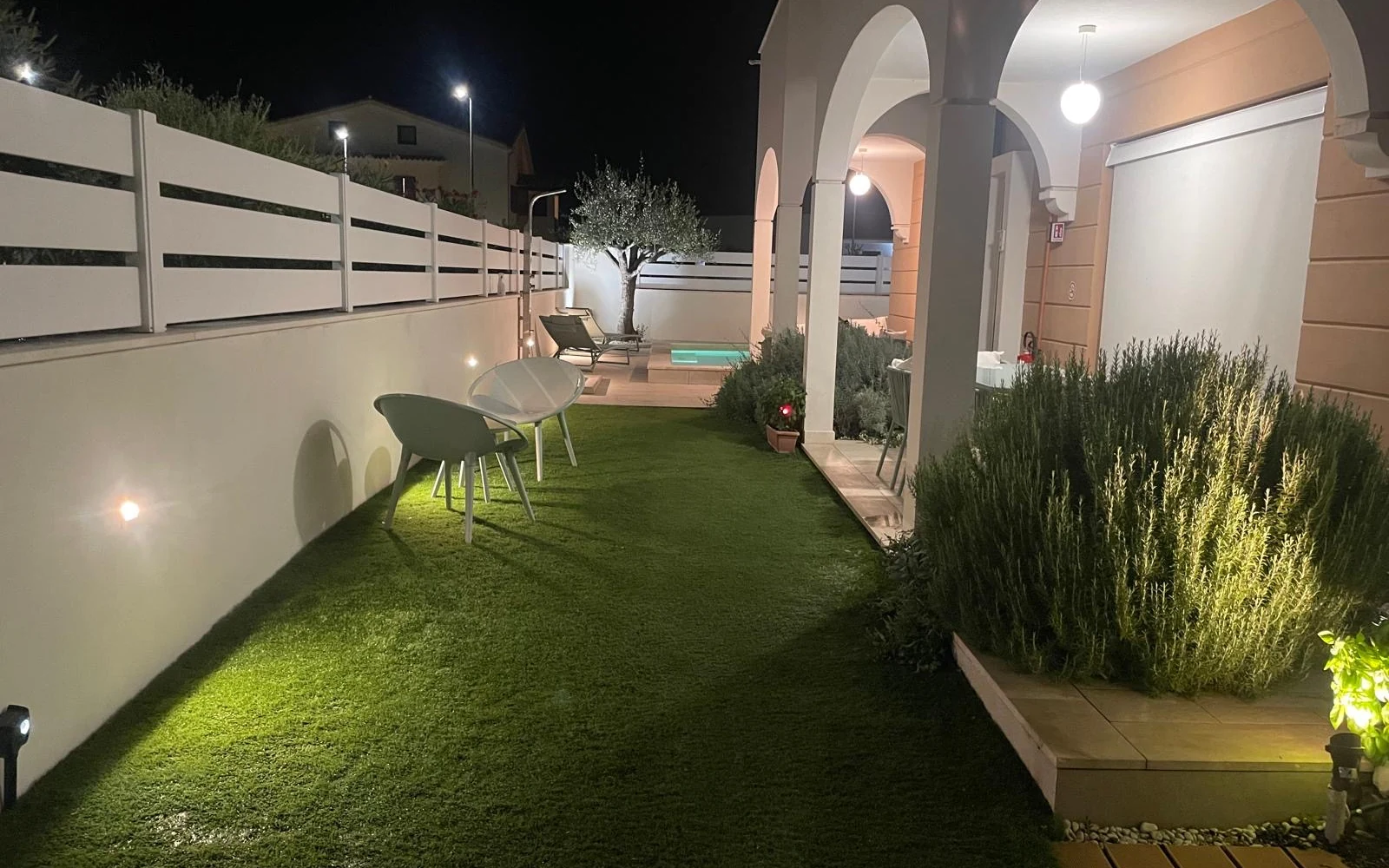 Il giardino illuminato di sera