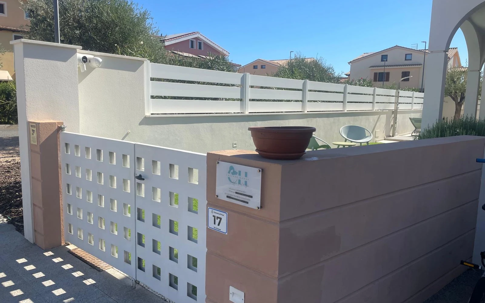 L'ingresso della villa con il cancello