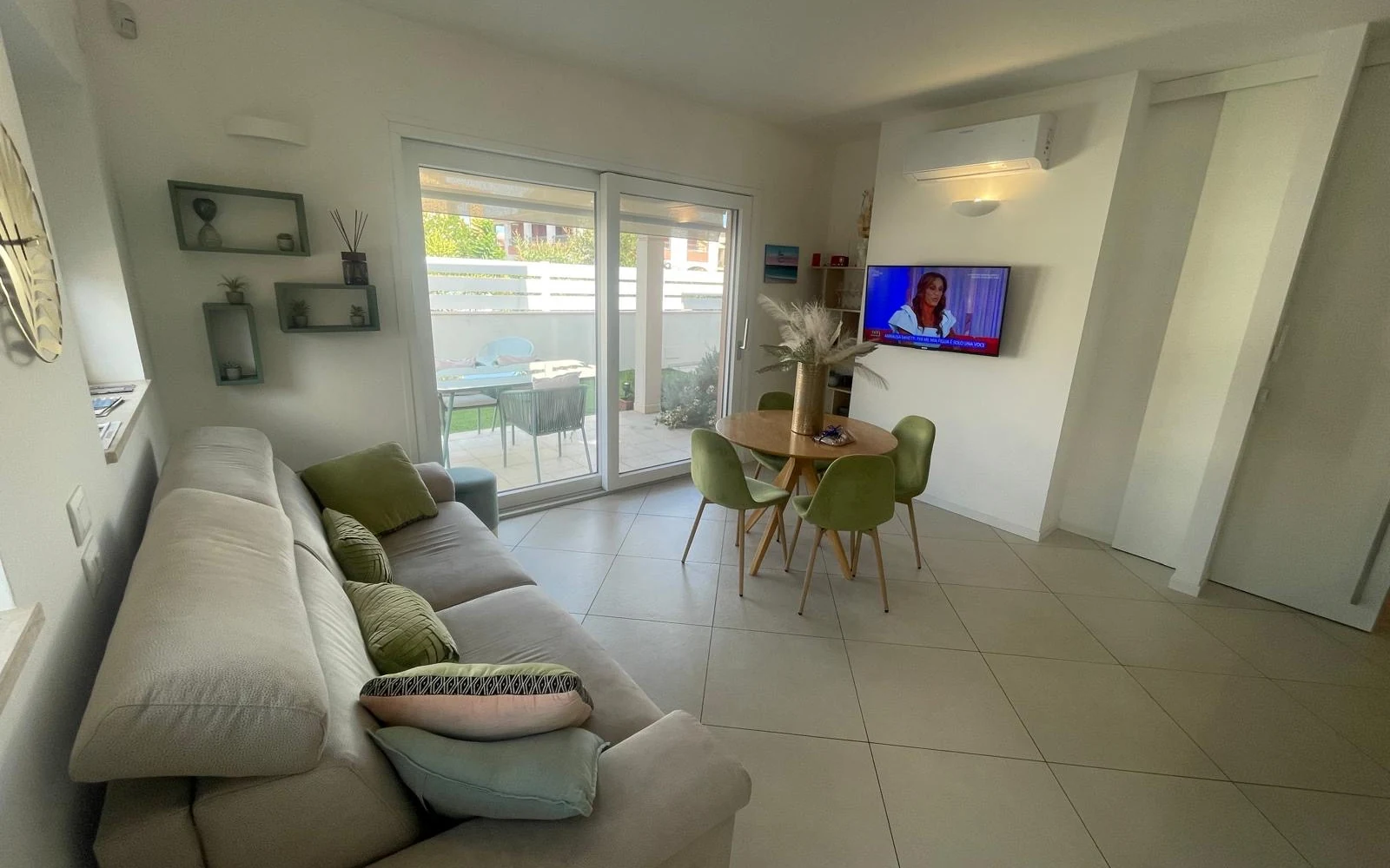 Il soggiorno con il divano e la TV