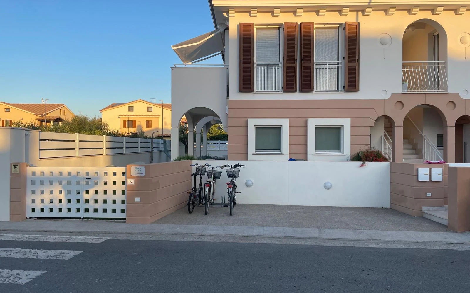 La facciata della villa Calypso Luxury Pool&Spa a Pula