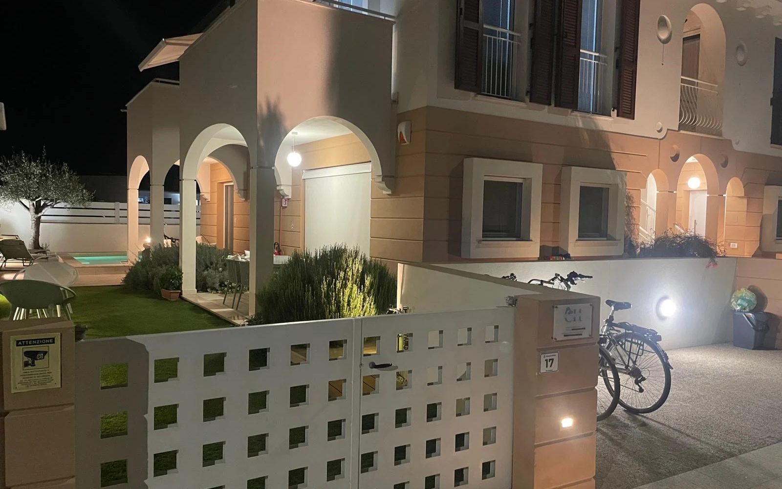 La villa illuminata al tramonto