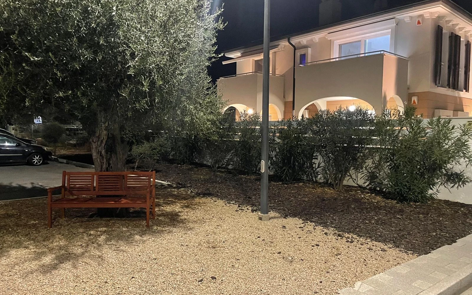 Il giardino e la villa illuminati di sera