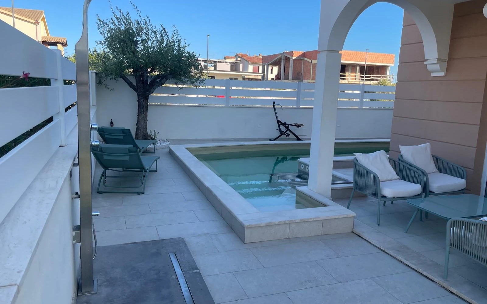 La piscina privata con i lettini prendisole