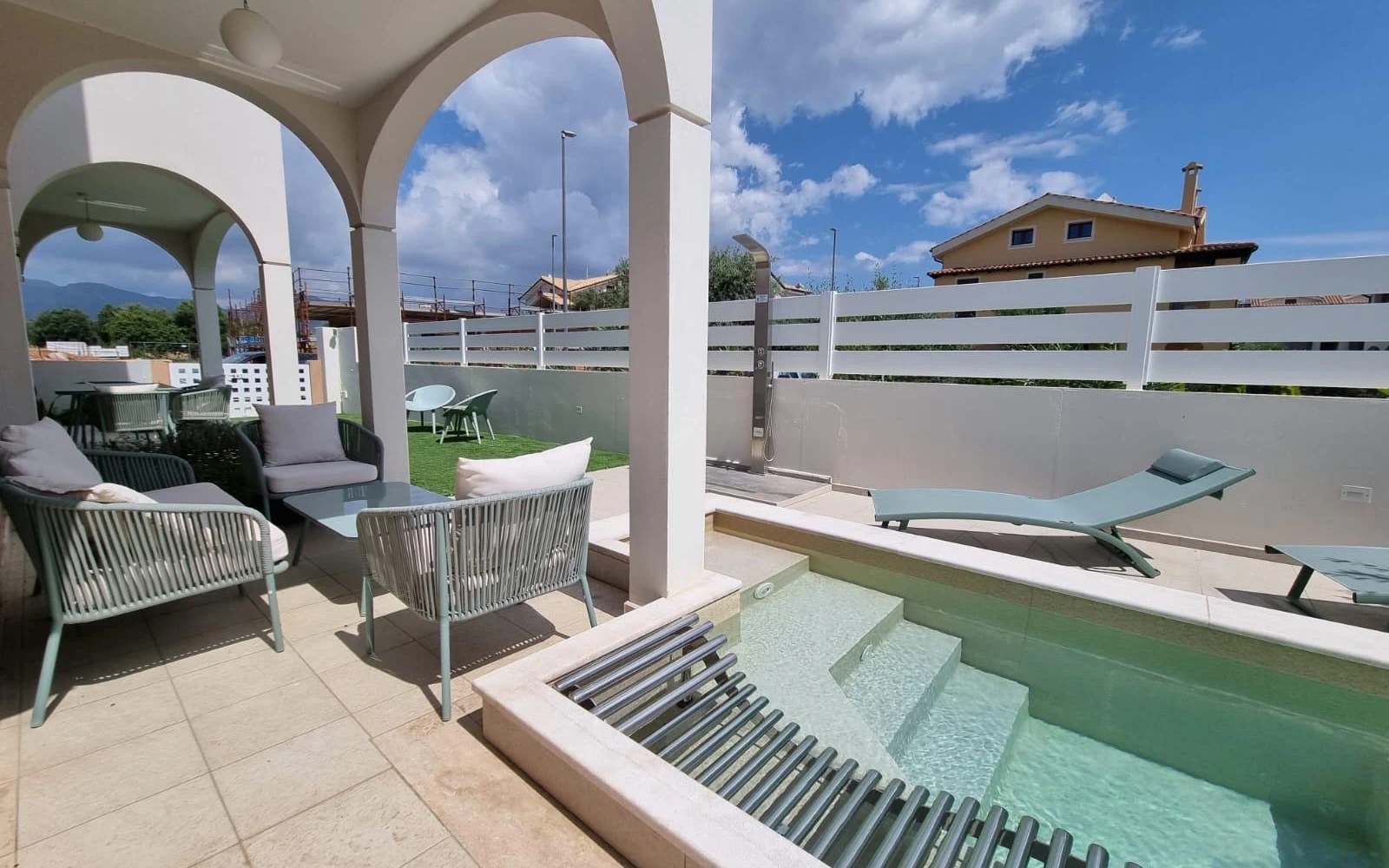 Il solarium con la piscina e la zona idromassaggio