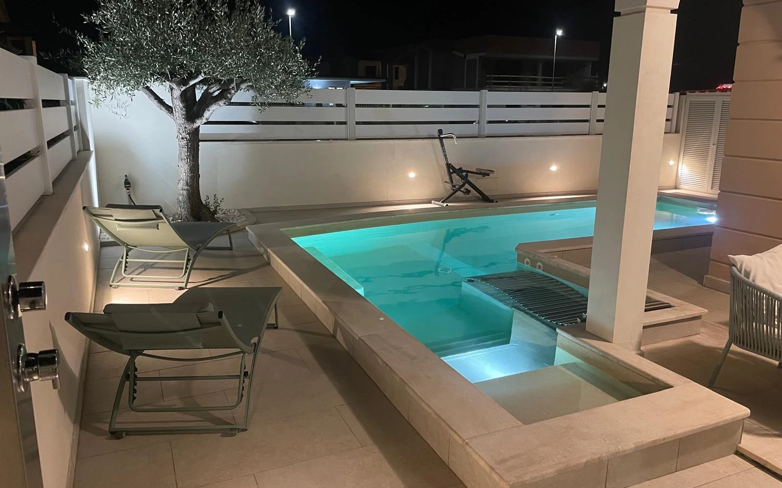 La piscina illuminata al tramonto