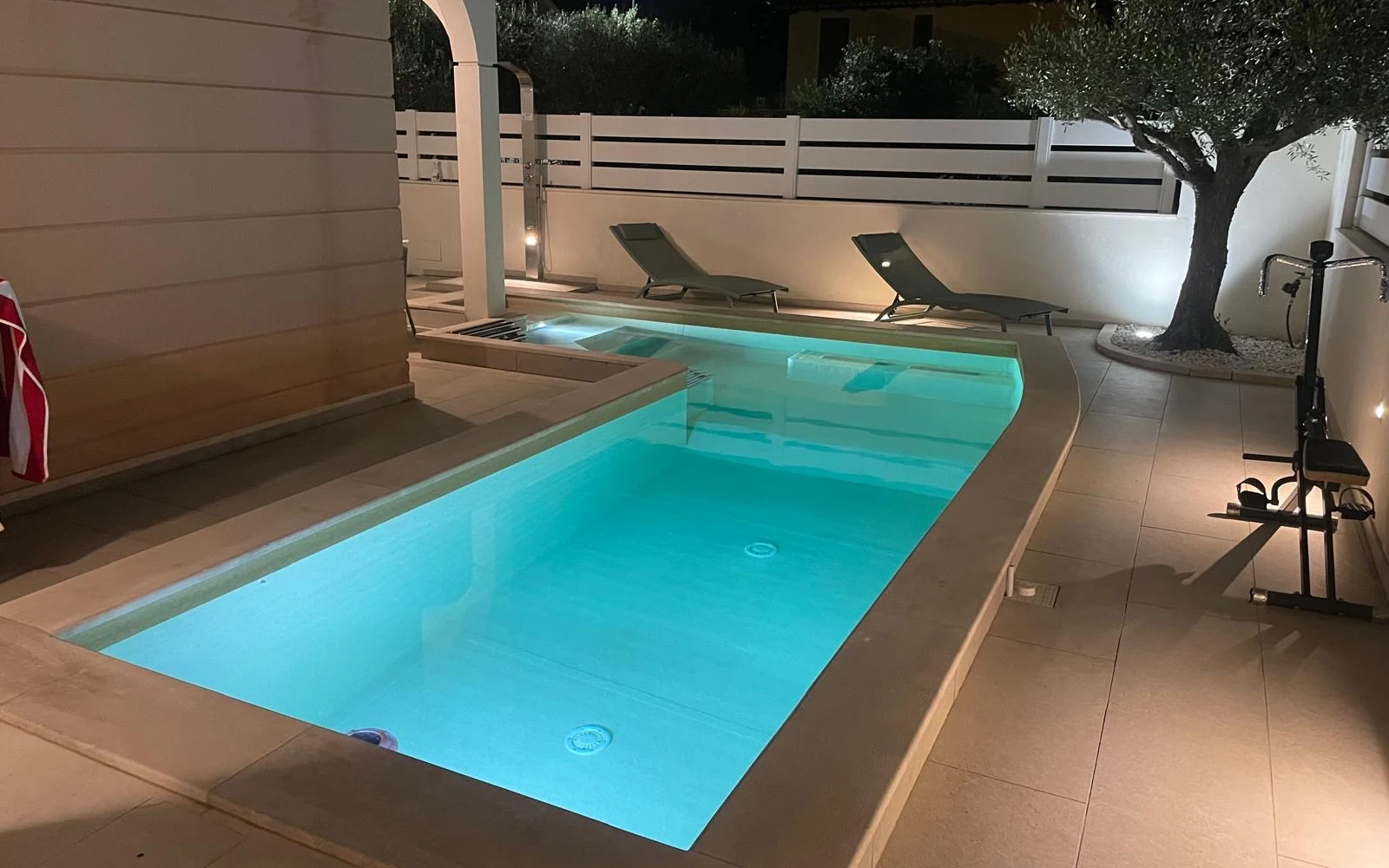 La piscina illuminata di notte