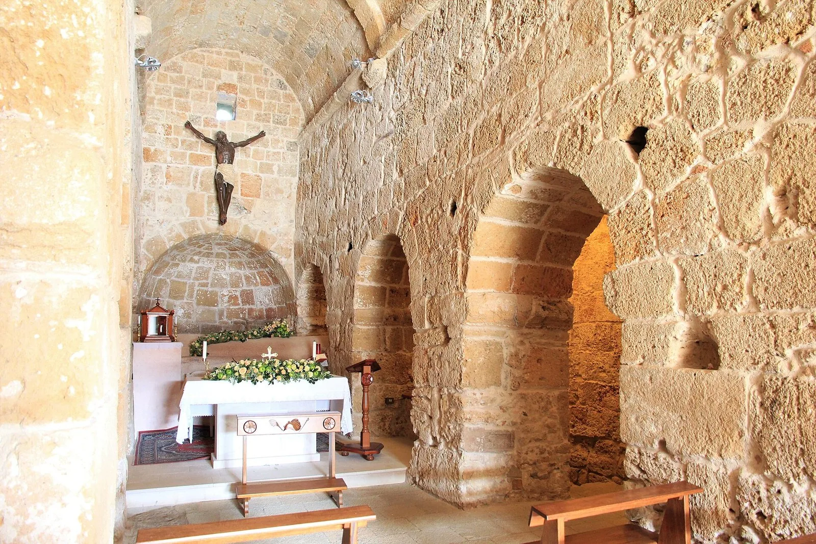 L’interno in pietra della chiesa di Sant’Efisio a Pula